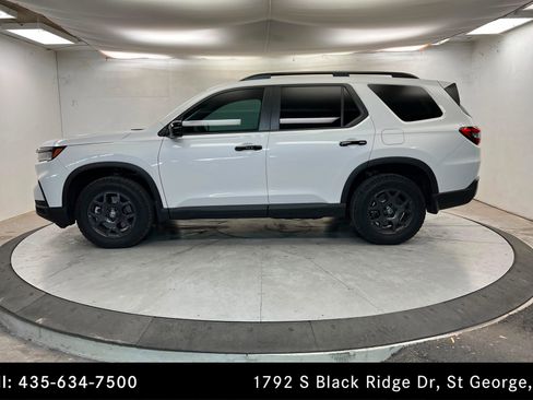 Used 2025 Honda Pilot TrailSport image 2