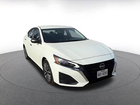 Used 2025 Nissan Altima 2.5 SV image 3