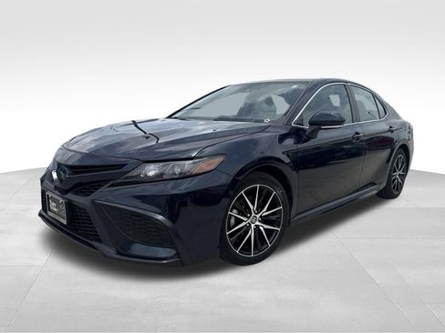 Used 2021 Toyota Camry SE w/ Cold Weather Package FWD image 1