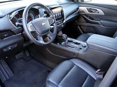 Used 2023 Chevrolet Traverse LT image 3
