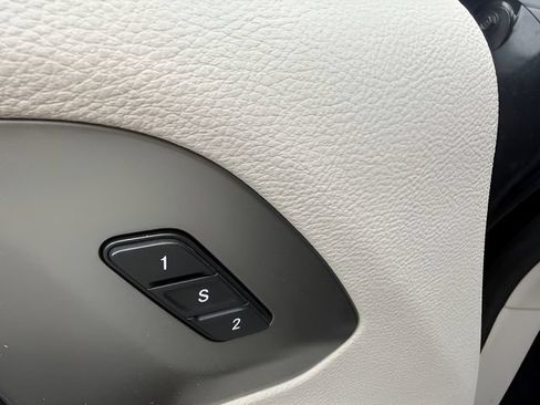 Used 2022 Chrysler Pacifica Touring-L FWD image 13