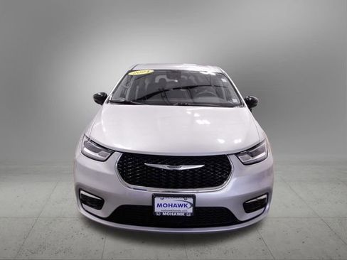 Used 2024 Chrysler Pacifica Touring-L image 10