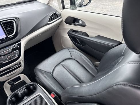 Used 2024 Chrysler Pacifica Touring-L FWD image 28