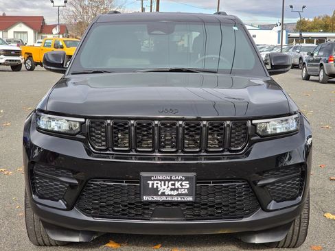 Used 2024 Jeep Grand Cherokee Altitude image 8