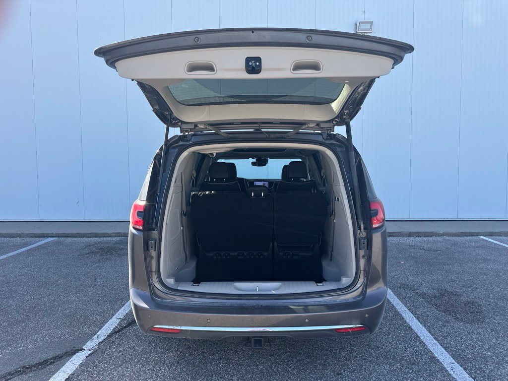 Used 2023 Chrysler Pacifica Limited w/ Uconnect Theater Family Group FWD image 22