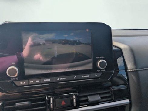 Used 2025 Nissan Pathfinder SV FWD image 15