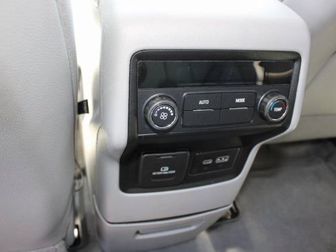 Certified 2023 GMC Acadia SLT image 17