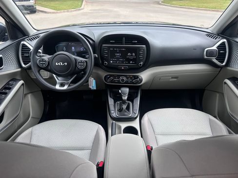 Used 2025 Kia Soul LX image 18