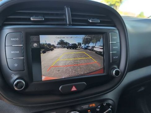 Used 2025 Kia Soul LX w/ LX Technology Package FWD image 16