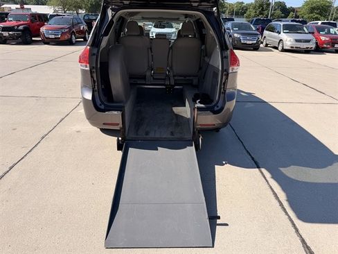 Used 2013 Toyota Sienna XLE FWD image 5