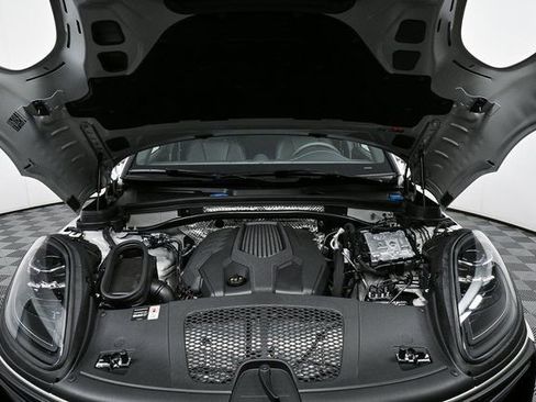 Certified 2025 Porsche Macan image 33