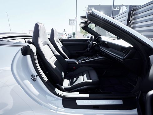 Used 2024 Porsche 911 Carrera 4S image 23