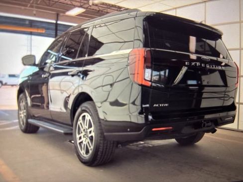Used 2025 Ford Expedition Active image 18