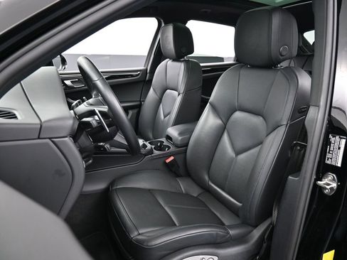 Certified 2023 Porsche Macan Turbo image 5