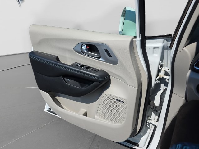 Used 2020 Chrysler Pacifica Limited w/ Advanced Safetytec Group FWD image 21