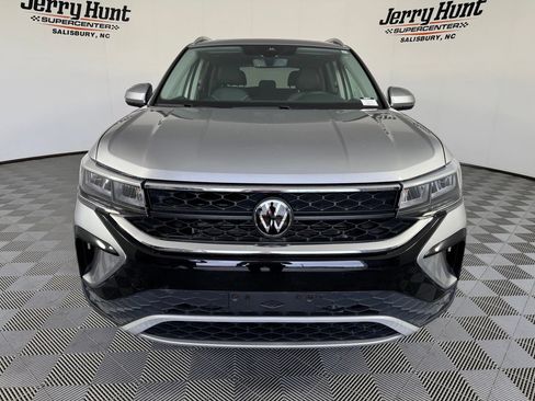 Used 2024 Volkswagen Taos SE w/ Panoramic Sunroof Package FWD image 5