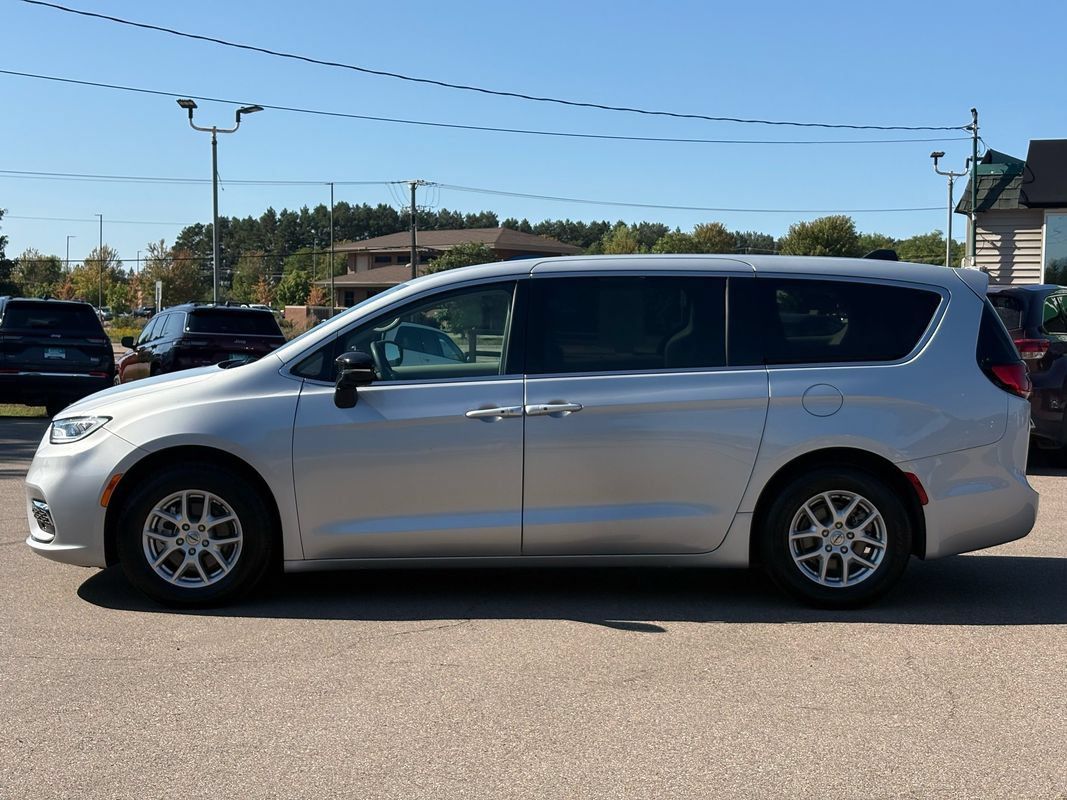 Used 2024 Chrysler Pacifica Touring-L FWD image 5