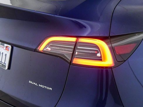 Used 2022 Tesla Model Y Long Range image 12