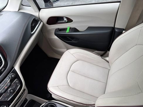 Used 2020 Chrysler Pacifica Limited FWD image 20