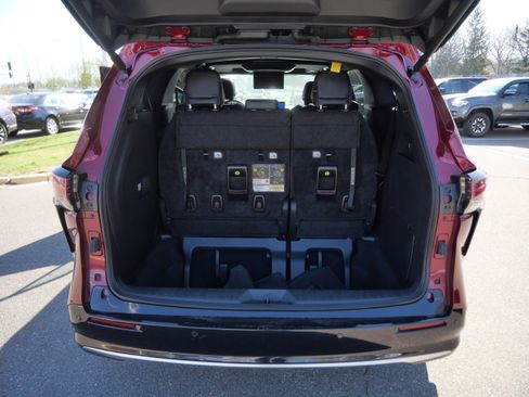 Used 2025 Toyota Sienna Platinum AWD/4WD image 18