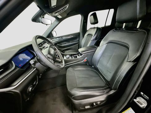 Used 2023 Jeep Grand Cherokee Altitude AWD/4WD image 13