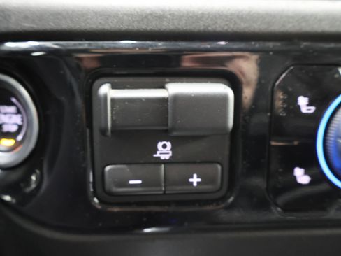 Used 2024 Chevrolet Silverado 2500 LT AWD/4WD image 43