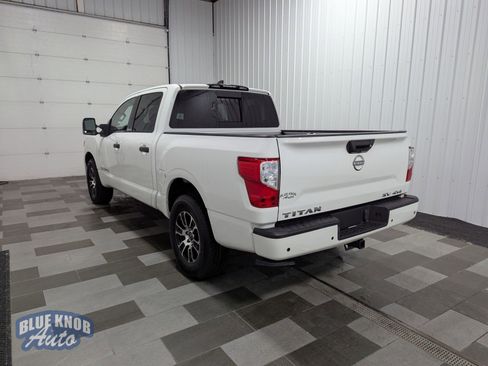Used 2024 Nissan Titan SV w/ SV Convenience Package image 2