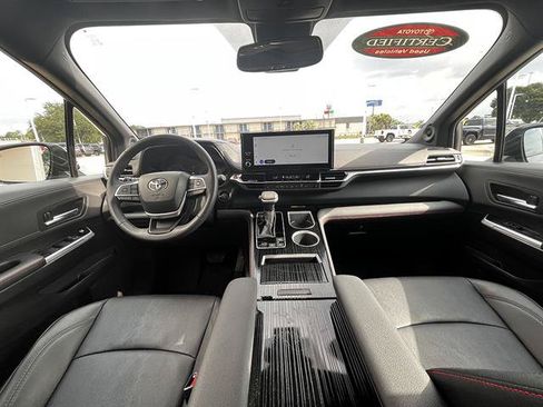Used 2025 Toyota Sienna XSE w/ XSE Plus Package FWD image 11