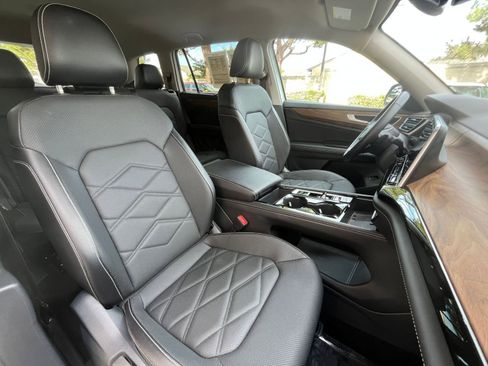 Used 2025 Volkswagen Atlas SE image 37