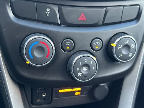 Used 2022 Chevrolet Trax LT w/ LT Convenience Package image 28