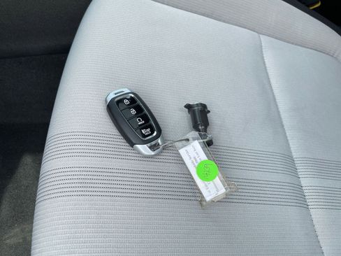 Used 2025 Hyundai Venue SEL image 21