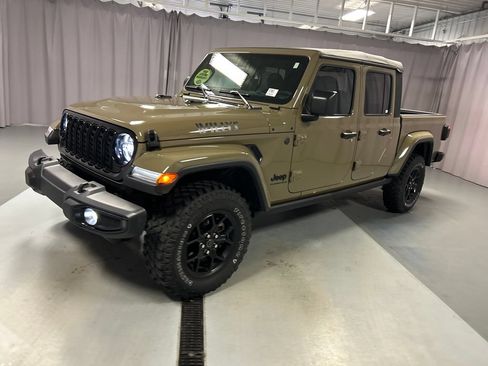 Used 2025 Jeep Gladiator Sport AWD/4WD image 3
