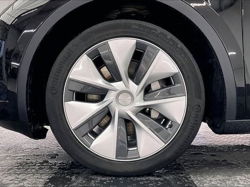 Used 2022 Tesla Model Y Long Range image 8