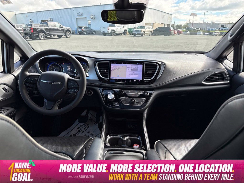 Used 2025 Chrysler Pacifica Limited FWD image 15