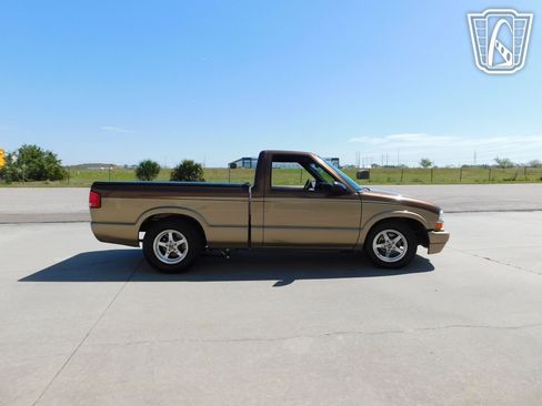 Used 2000 Chevrolet S10 Pickup LS w/ Preferred Equipment Group image 4