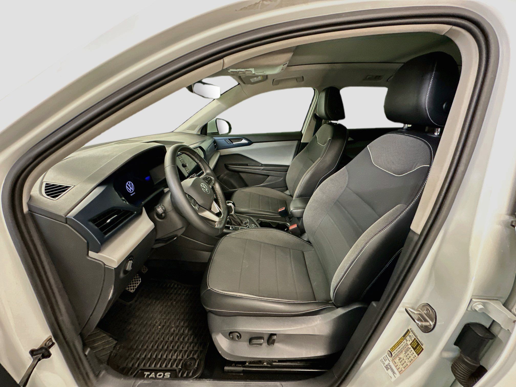 Used 2023 Volkswagen Taos SE w/ Panoramic Sunroof Package AWD/4WD image 13