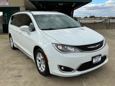Used 2017 Chrysler Pacifica Touring-L w/ Tire & Wheel Group image 9