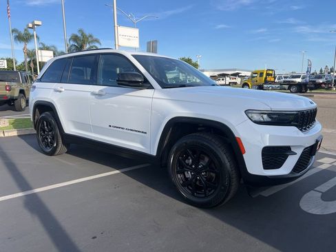 Used 2024 Jeep Grand Cherokee Altitude RWD image 10