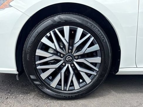 Used 2025 Nissan Altima 2.5 SV FWD image 14