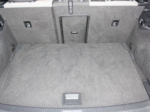 Used 2016 Volkswagen e-Golf SE image 9