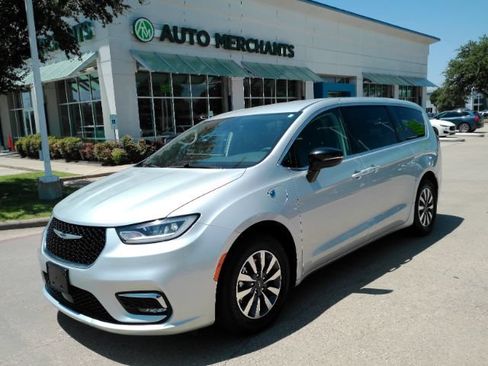 Used 2024 Chrysler Pacifica Limited FWD image 1