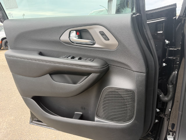 New 2026 Chrysler Pacifica Select AWD/4WD image 13