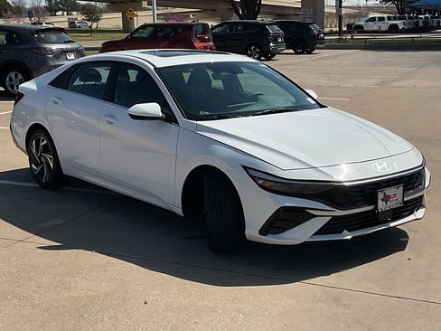 Used 2025 Hyundai Elantra SEL image 4