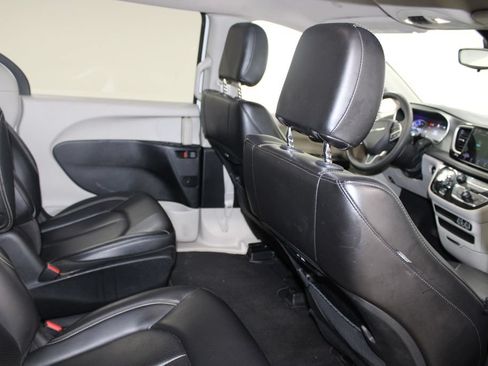 Used 2023 Chrysler Pacifica Touring-L FWD image 23