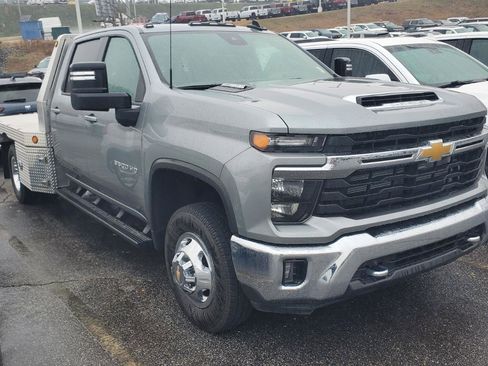 Used 2024 Chevrolet Silverado 3500 LT w/ Convenience Package image 2