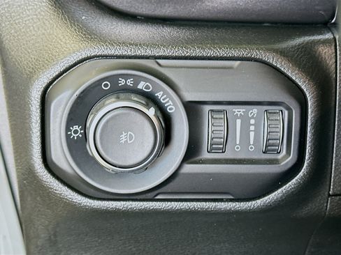 Used 2022 Jeep Wrangler Unlimited Sahara AWD/4WD image 16
