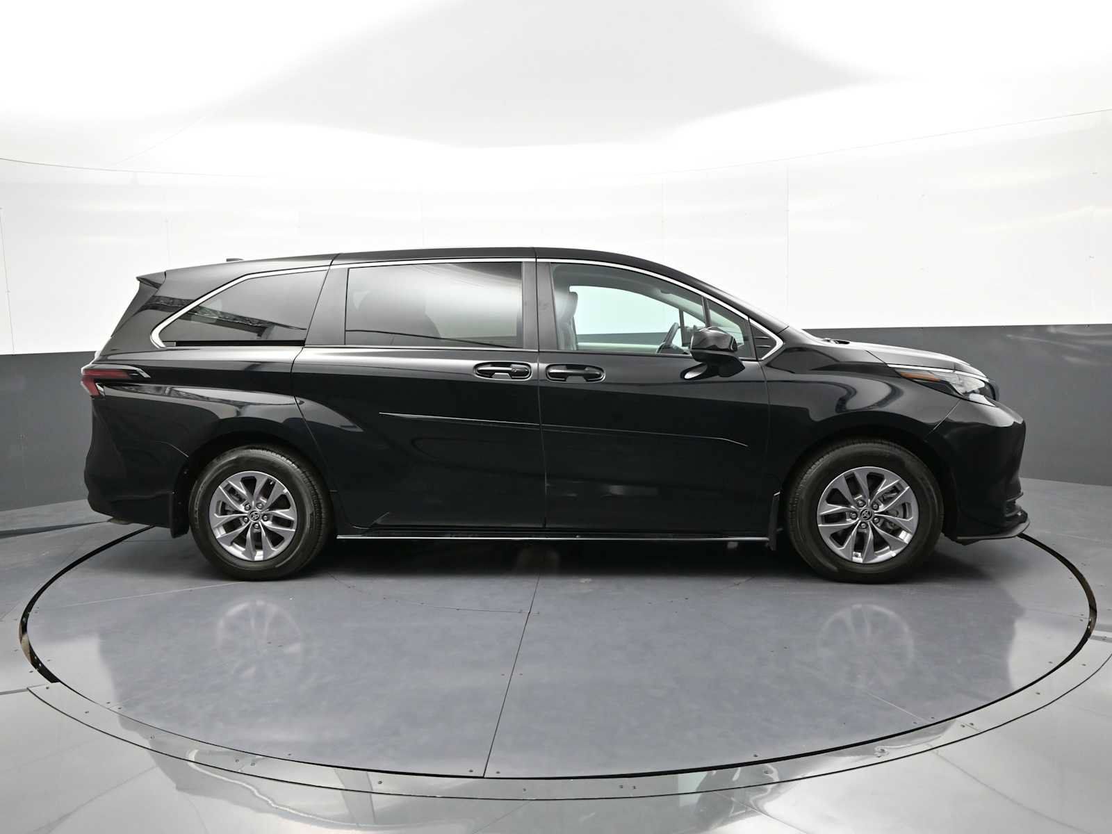 Used 2024 Toyota Sienna LE w/ Protection Package (TMS) AWD/4WD image 5