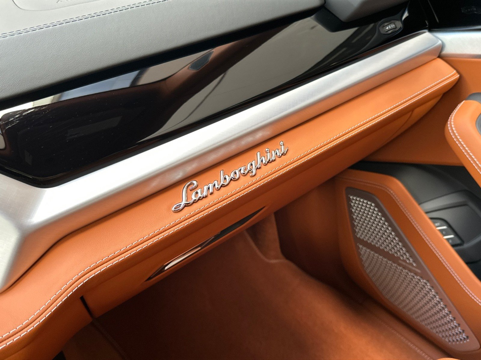 Used 2026 Lamborghini Urus SE AWD/4WD image 15