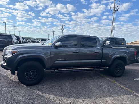 Used 2022 Toyota Tacoma SR5 w/ Technology Package RWD image 4