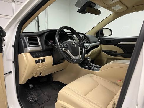 Used 2018 Toyota Highlander Plus w/ Carpet Mat Package (TMS) AWD/4WD image 20
